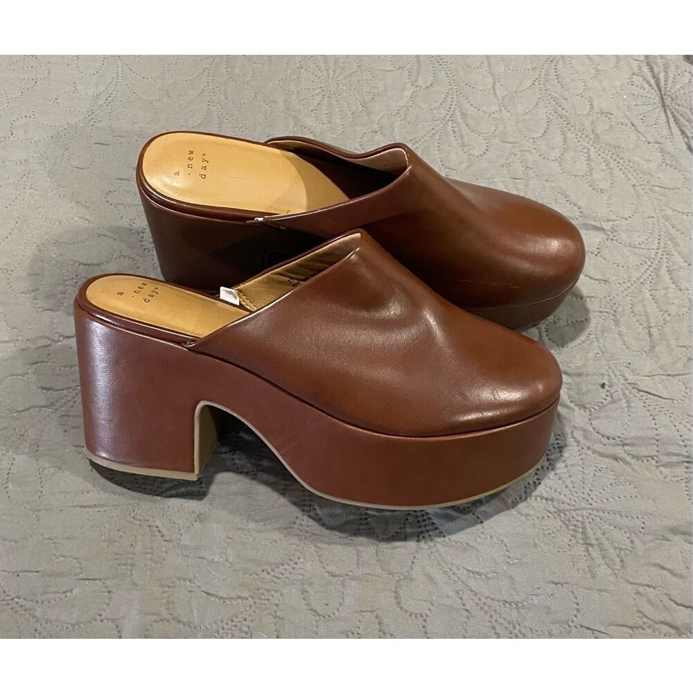 A New Day Brown Chunky Heel Clogs Closed Toe Y2K Style Women’s 11